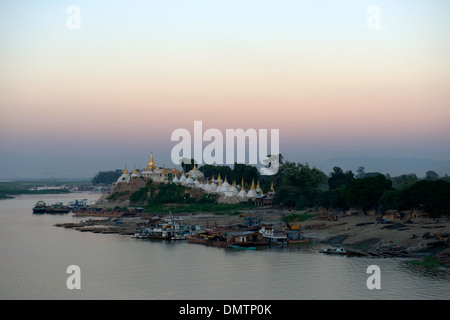 Blick nach Amarapura über den Irrawaddy-Rover, Mandalay, Myanmar (Burma). Stockfoto