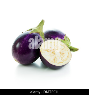 Nahaufnahme Bild Auberginen isoliert auf weißem Hintergrund Stockfoto