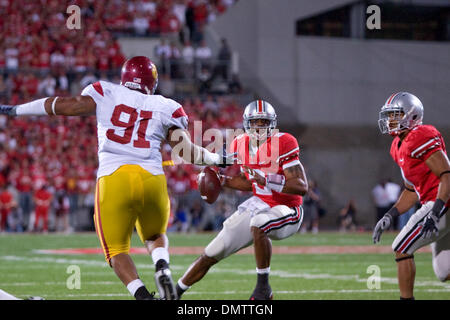 12. September 2009: Ohio State Buckeyes Quarterback Terrell Pryor (2) ist zurück, während der NCAA College-Football-Spiel zwischen den USC Trojans und den Ohio State Buckeyes im Ohio Stadium in Columbus, Ohio zu übergeben.  #3 sammelten USC Trojans #7 Ohio Zustand 18-15 vor einer Rekordkulisse von 106.033 Fans im Ohio Stadium zu besiegen. (Kredit-Bild: © Frank Jansky/Southcreek Global/ZUMApress.co Stockfoto