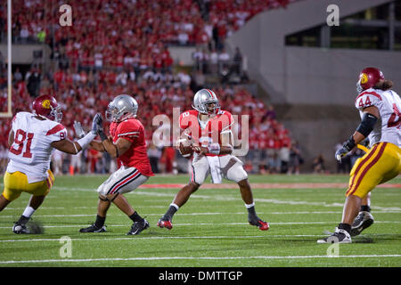 12. September 2009: Ohio State Buckeyes Quarterback Terrell Pryor (2) ist zurück, während der NCAA College-Football-Spiel zwischen den USC Trojans und den Ohio State Buckeyes im Ohio Stadium in Columbus, Ohio zu übergeben.  #3 sammelten USC Trojans #7 Ohio Zustand 18-15 vor einer Rekordkulisse von 106.033 Fans im Ohio Stadium zu besiegen. (Kredit-Bild: © Frank Jansky/Southcreek Global/ZUMApress.co Stockfoto