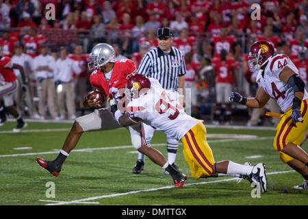 12. September 2009: Ohio State Buckeyes Quarterback Terrell Pryor (2) während der NCAA College-Football-Spiel zwischen den USC Trojans und den Ohio State Buckeyes im Ohio Stadium in Columbus, Ohio von USC Trojans Emerson Griffen (93) angegangen wird.  #3 sammelten USC Trojans #7 Ohio Zustand 18-15 vor einer Rekordkulisse von 106.033 Fans im Ohio Stadium zu besiegen. (Kredit-Bild: © Frank Jansky Stockfoto