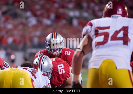 12. September 2009: Ohio State Buckeyes Quarterback Terrell Pryor (2) liest die Verteidigung vor dem Snap während der NCAA College-Football-Spiel zwischen den USC Trojans und den Ohio State Buckeyes im Ohio Stadium in Columbus, Ohio.  #3 sammelten USC Trojans #7 Ohio Zustand 18-15 vor einer Rekordkulisse von 106.033 Fans im Ohio Stadium zu besiegen. (Kredit-Bild: © Frank Jansky/Southcreek Stockfoto