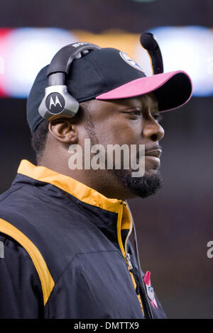 4. Oktober 2009: Pittsburgh Steelers Cheftrainer Mike Tomlin an der Seitenlinie während der NFL Football-Spiel zwischen den San Diego Chargers und Pittsburgh Steelers in Heinz Field in Pittsburgh, Pennsylvania.  Die Steelers gegen die Chargers 38-28. (Kredit-Bild: © Frank Jansky/Southcreek Global/ZUMApress.com) Stockfoto