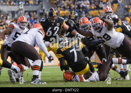 18. Oktober 2009: Pittsburgh Steelers-Quarterback Ben Roethlisberger (7) ist von Cleveland Browns Brandon McDonald (22) entlassen, während die NFL Football-Spiel zwischen den Cleveland Browns und Pittsburgh Steelers in Heinz Field in Pittsburgh, Pennsylvania.  Die Steelers besiegte die Browns 27-14.  Obligatorische Credit - Frank Jansky / Southcreek Global Media. (Kredit-Bild: © Frank Jansky/So Stockfoto