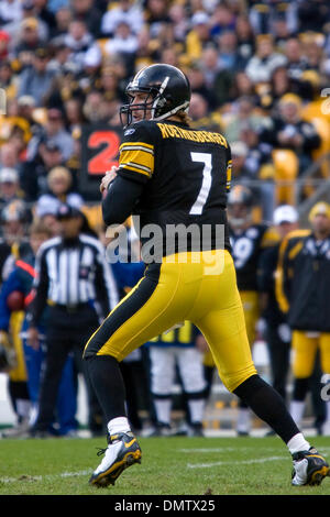 18. Oktober 2009: Pittsburgh Steelers-quarterback Ben Roethlisberger (7) zurück, um während der NFL Football-Spiel zwischen den Cleveland Browns und Pittsburgh Steelers in Heinz Field in Pittsburgh, Pennsylvania zu übergeben.  Die Steelers besiegte die Browns 27-14.  Obligatorische Credit - Frank Jansky / Southcreek Global Media. (Kredit-Bild: © Frank Jansky/Southcreek Global/ZUMApress.com) Stockfoto