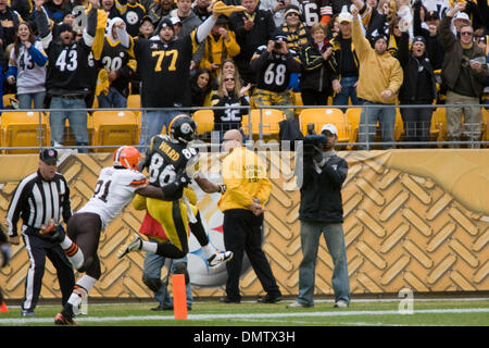 18. Oktober 2009: Pittsburgh Steelers Wide Receiver Hines Ward (86) erhält einen Touchdown vor angepackt Cleveland Browns seines Pool (21) während der NFL Football-Spiel zwischen den Cleveland Browns und Pittsburgh Steelers in Heinz Field in Pittsburgh, Pennsylvania.  Die Steelers besiegte die Browns 27-14.  Obligatorische Credit - Frank Jansky / Southcreek Global Media. (Kredit-ich Stockfoto