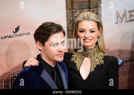 Berlin, Deutschland. 16. Dezember 2013. Schauspieler Tom Payne und Emma Rigby besuchen die Deutschlandpremiere von "Der Arzt" am 16. Dezember 2013 in Berlin, Deutschland. Bildnachweis: Dpa picture Alliance/Alamy Live News Stockfoto