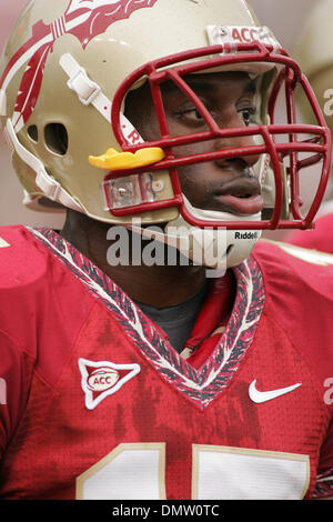 12. September 2009 - Tallahassee, Florida, USA - 12. September 2009: Florida State Cornerback Ochucko Jenije kommt an der Seitenlinie während eines Fußballspiels. Die Florida State Seminolen gewann 19-9-in dieser Nachtspiel im Doak S. Campbell Stadium in Tallahassee, FL. (Credit-Bild: © Southcreek Global/ZUMApress.com) Stockfoto