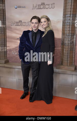 Berlin, Deutschland. 16. Dezember 2013. Schauspieler Tom Payne und Emma Rigby besuchen die Deutschlandpremiere von "Der Arzt" am 16. Dezember 2013 in Berlin, Deutschland. Bildnachweis: Dpa picture Alliance/Alamy Live News Stockfoto