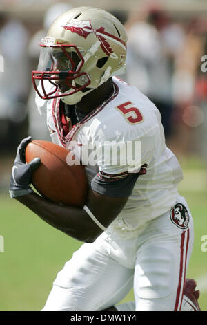 26. September 2009 - Tallahassee, Florida, USA - 26. September 2009: Florida State Cornerback Greg Reid (5) kehrt eine Kick-off im ersten Quartal. Die University of South Florida Bulls gewann 17-7 in diesem Mittag Spiel im Doak S. Campbell Stadium in Tallahassee, FL. (Credit-Bild: © Southcreek Global/ZUMApress.com) Stockfoto