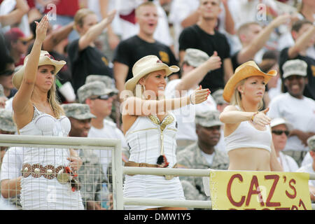 26. September 2009 - Tallahassee, Florida, USA - 26. September 2009: Fans jubeln auf die Seminolen während eines Fußballspiels. Die University of South Florida Bulls gewann 17-7 in diesem Mittag Spiel im Doak S. Campbell Stadium in Tallahassee, FL. (Credit-Bild: © Southcreek Global/ZUMApress.com) Stockfoto