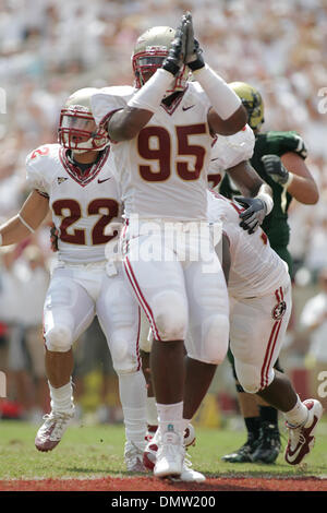 26. September 2009 - Tallahassee, Florida, USA - 26. September 2009: Florida State defensive End Kevin McNeil (95) signalisiert eine Sicherheit. Die University of South Florida Bulls gewann 17-7 in diesem Mittag Spiel im Doak S. Campbell Stadium in Tallahassee, FL. (Credit-Bild: © Southcreek Global/ZUMApress.com) Stockfoto