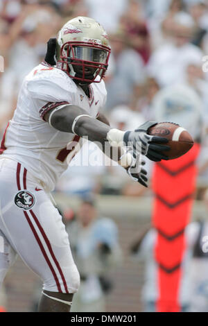 26. September 2009 - Tallahassee, Florida, USA - 26. September 2009: Florida State Linebacker Nigel Bradham (13) hält den Ball in die Endzone im zweiten Quartal. Die University of South Florida Bulls gewann 17-7 in diesem Mittag Spiel im Doak S. Campbell Stadium in Tallahassee, FL. (Credit-Bild: © Southcreek Global/ZUMApress.com) Stockfoto