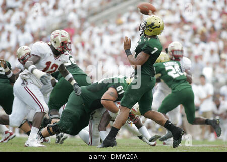 26. September 2009 - Tallahassee, Florida, USA - 26. September 2009: University of South Florida Quarterback BJ Daniels (7) wirft den Ball im zweiten Quartal. Die University of South Florida Bulls gewann 17-7 in diesem Mittag Spiel im Doak S. Campbell Stadium in Tallahassee, FL. (Credit-Bild: © Southcreek Global/ZUMApress.com) Stockfoto