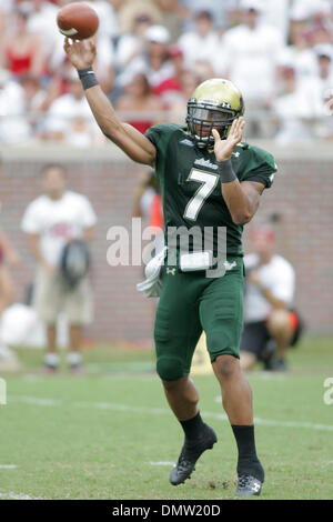 26. September 2009 - Tallahassee, Florida, USA - 26. September 2009: University of South Florida Quarterback BJ Daniels (7) wirft im dritten Quartal. Die University of South Florida Bulls gewann 17-7 in diesem Mittag Spiel im Doak S. Campbell Stadium in Tallahassee, FL. (Credit-Bild: © Southcreek Global/ZUMApress.com) Stockfoto