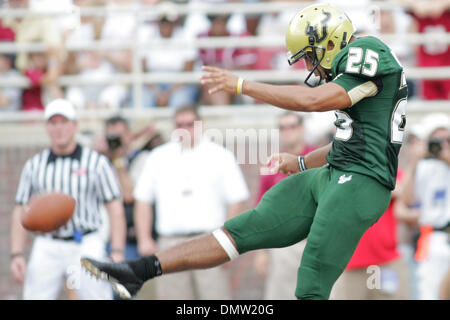 26. September 2009 - Tallahassee, Florida, USA - 26. September 2009: South Florida Punter Delbert Alvarado (25) Kähne im dritten Quartal. Die University of South Florida Bulls gewann 17-7 in diesem Mittag Spiel im Doak S. Campbell Stadium in Tallahassee, FL. (Credit-Bild: © Southcreek Global/ZUMApress.com) Stockfoto