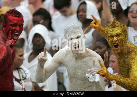 26. September 2009 - Tallahassee, Florida, USA - 26. September 2009: Fans jubeln auf Florida State im dritten Quartal. Die University of South Florida Bulls gewann 17-7 in diesem Mittag Spiel im Doak S. Campbell Stadium in Tallahassee, FL. (Credit-Bild: © Southcreek Global/ZUMApress.com) Stockfoto