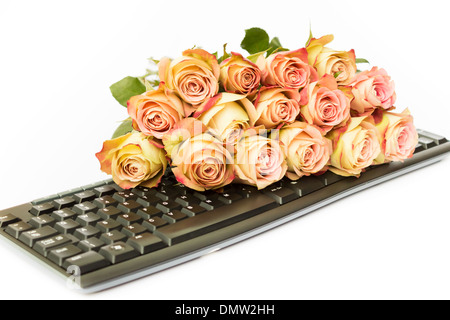 Strauß rosa Rosen auf Computer-Tastatur Stockfoto