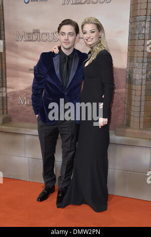 Berlin, Deutschland. 16. Dezember 2013. Schauspieler Tom Payne und Emma Rigby besuchen die Deutschlandpremiere von "Der Arzt" am 16. Dezember 2013 in Berlin, Deutschland. Bildnachweis: Dpa picture Alliance/Alamy Live News Stockfoto