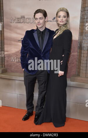 Berlin, Deutschland. 16. Dezember 2013. Schauspieler Tom Payne und Emma Rigby besuchen die Deutschlandpremiere von "Der Arzt" am 16. Dezember 2013 in Berlin, Deutschland. Bildnachweis: Dpa picture Alliance/Alamy Live News Stockfoto