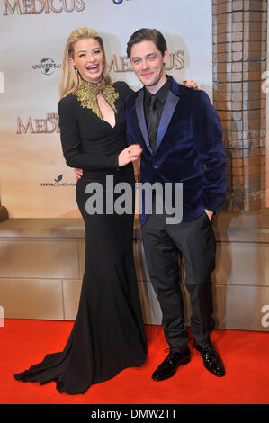 Berlin, Deutschland. 16. Dezember 2013. Emma Rigby und Tom Payne besuchen die Premiere von "Der Arzt" in Berlin. Bildnachweis: Dpa picture Alliance/Alamy Live News Stockfoto