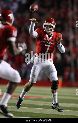 12. November 2009 - Piscataway, New Jersey, USA - 12. November 2009; Piscataway, New Jersey: Rutgers quarterback Tom Savage #7 im Spielgeschehen in der ersten Hälfte des Spiels der NCAA Football-Spiel zwischen der USF Bulls und der Rutgers Scarlet Knights Rutgers Stadium in Piscataway, New Jersey gespielt.  Bei der Hälfte, Rutgers führt USF 13-0..Mandatory Credit: Alan Maglaque / Southcreek G Stockfoto