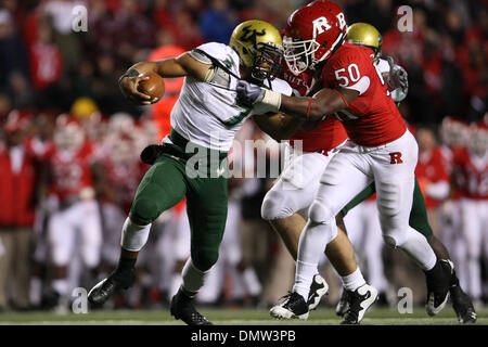 12. November 2009 - Piscataway, New Jersey, USA - 12. November 2009; Piscataway, New Jersey: South Florida Quarterback B.J. Daniels #7 von Rutgers Linebacker Antonio Lowery #50 in Spielaktion in der zweiten in Angriff genommen wird, die Hälfte des Spiels der NCAA Football-Spiel zwischen der USF Bulls und der Rutgers Scarlet Knights Rutgers Stadium in Piscataway, New Jersey gespielt.  Rutgers besiegte USF Stockfoto