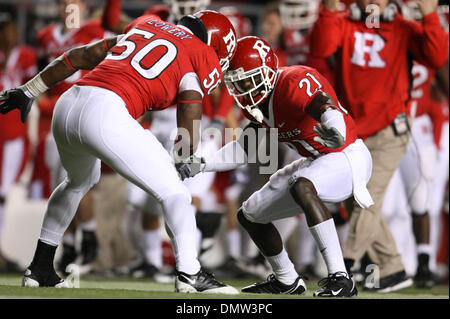 12. November 2009 - Piscataway, New Jersey, USA - 12. November 2009; Piscataway, New Jersey: Rutgers Linebacker Antonio Lowery #50 und Rutgers Cornerback Devin Mccourty #21 feiern Spielaktion in der zweiten Hälfte des Spiels der NCAA Football-Spiel zwischen der USF Bulls und der Rutgers Scarlet Knights Rutgers Stadium in Piscataway, New Jersey gespielt.  Rutgers besiegte USF 31-0 Stockfoto