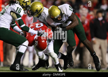 12. November 2009 - Piscataway, New Jersey, USA - 12. November 2009; Piscataway, New Jersey: Rutgers Wide Receiver Keith Stroud #83 von Süd-Florida Cornerback Mistral Raymond #16 in Spielaktion während der zweiten in Angriff genommen wird, die Hälfte des Spiels der NCAA Football-Spiel zwischen der USF Bulls und der Rutgers Scarlet Knights Rutgers Stadium in Piscataway, New Jersey gespielt.  Rutgers besiegt U Stockfoto