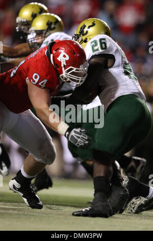 12. November 2009 - Piscataway, New Jersey, USA - 12. November 2009; Piscataway, New Jersey: Südflorida Runningback Mike Ford #26 von Rutgers defensive Tackle Scott Vallone #94 in Spielaktion während der zweiten in Angriff genommen wird, die Hälfte des Spiels der NCAA Football-Spiel zwischen der USF Bulls und der Rutgers Scarlet Knights Rutgers Stadium in Piscataway, New Jersey gespielt.  Rutgers besiegt Stockfoto