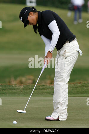 19. November 2009 - Richmond, Texas, USA - 19. November 2009: Jimin KAng Putts auf das 16. Loch während der ersten Runde der LPGA Tour Championship im The Houstonian Golf and Country Club in Richmond, Texas statt. Obligatorische Credit: Diana L. Porter / Southcreek Global (Kredit-Bild: © Southcreek Global/ZUMApress.com) Stockfoto