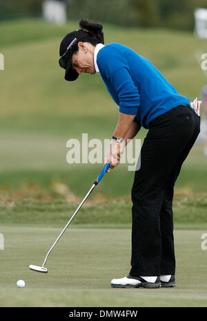 19. November 2009 - Richmond, Texas, USA - 19. November 2009: Rachel Hetherington Putts auf das 16. Loch während der ersten Runde der LPGA Tour Championship im The Houstonian Golf and Country Club in Richmond, Texas statt. Obligatorische Credit: Diana L. Porter / Southcreek Global (Kredit-Bild: © Southcreek Global/ZUMApress.com) Stockfoto