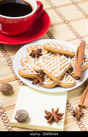 Tasse Kaffee mit Lebkuchen und Gewürzen Stockfoto