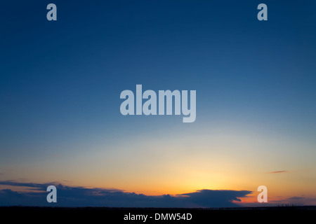 Sonnenuntergang Hintergrund mit klaren tiefblauen Himmel Stockfoto