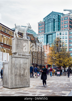 Städtischen öffentlichen Kunst - Ziege auf Umzugskartons von Künstler Kenny Hunter in Bishops Square, London Stockfoto