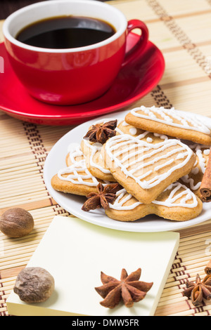 Tasse Kaffee mit Lebkuchen und Gewürzen Stockfoto