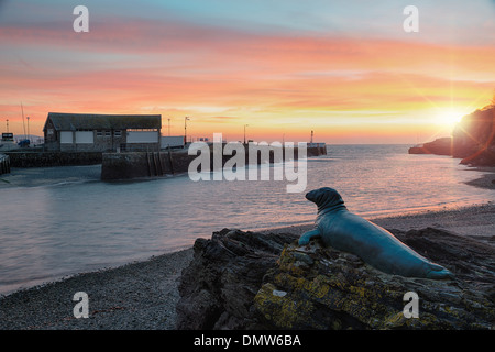 Sonnenaufgang im Hafen von Looe in Cornwall Stockfoto