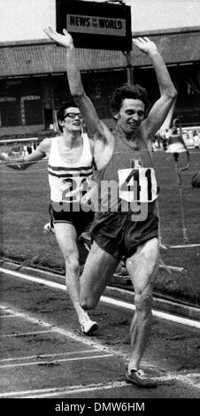 9. August 1970; London, UK; Weltmeister WALTER WILKINSON gewinnt The Amateur Athletic Association 1.500 m im White City Stadium. (Kredit-Bild: © KEYSTONE USA Bilder) Stockfoto