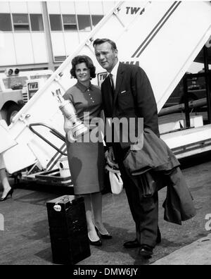 16. Juli 1961 - New York, NY, US - Golfer ARNOLD PALMER kommt in New York City mit seiner Trophäe aus der British Open Championship und seine Frau WINNIE. (Kredit-Bild: © KEYSTONE Bilder USA/ZUMAPRESS.com) Stockfoto