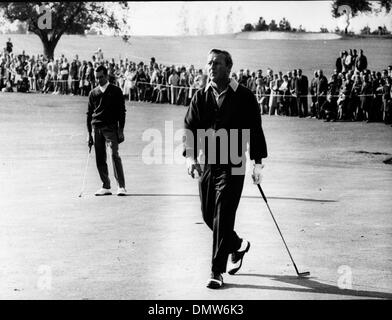 1. Juni 1971 - Paris, Frankreich - amerikanischen Golfer ARNOLD PALMER schlägt JEAN GARAIALDE von Frankreich für die Lancome Trophy bei Saint-Nom-la-Breteche-Konkurrenz.  (Kredit-Bild: © KEYSTONE Bilder USA/ZUMAPRESS.com) Stockfoto