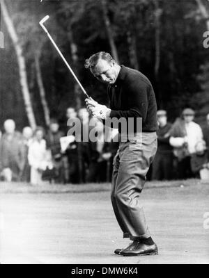 10. Oktober 1968 - London, England, Vereinigtes Königreich - amerikanischen Golfer ARNOLD PALMER vermisst seinen Putt auf dem vierten grün, aber fährt fort, der Matchplay-WM Piccadilly sowieso gewinnen. (Kredit-Bild: © KEYSTONE Bilder USA/ZUMAPRESS.com) Stockfoto