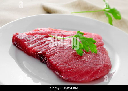 Nahaufnahme eines rohen Thunfisch-Steaks auf eine Platte Stockfoto