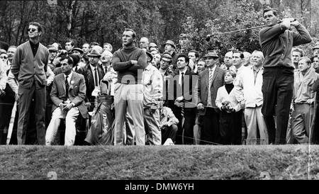 12. Oktober 1967 - London, England, U.K - Golfer GAY BREWER spielt einen Ball beim Abschlag an der Piccadilly World Match Play Turnier beobachten von Seitenlinie sind Gegner, GEORGE KNUDSON und ARNOLD PALMER. (Kredit-Bild: © KEYSTONE Bilder USA/ZUMAPRESS.com) Stockfoto