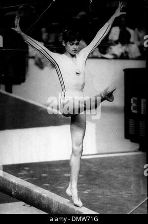 22. Juli 1976 - Montreal, Kanada - vierzehn Jahre alten Olympic Champion NADIA COMANECI im Wettbewerb auf dem Schwebebalken während der Olympischen Spiele in Montreal. (Kredit-Bild: © KEYSTONE Bilder USA/ZUMAPRESS.com) Stockfoto