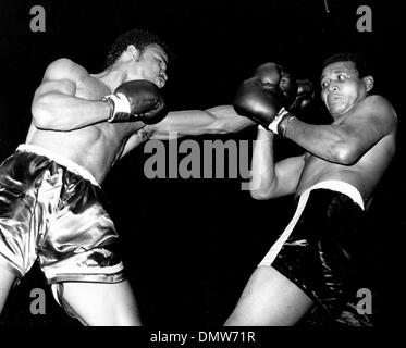 Sep 11, 1973 - London, England, UK - JOHN CONTEH (Foto) ist ein ehemaliger britischer Boxer. Gewann er im Mittelgewicht Goldmedaille bei den British Commonwealth Games 1970, und er gewann den WBC-Schwergewichts-Krone im Oktober 1974. Bild: JOHN CONTEH, links, und VINCENTE RONDON kämpfen im Wembley-Stadion.  (Kredit-Bild: © KEYSTONE USA Bilder) Stockfoto