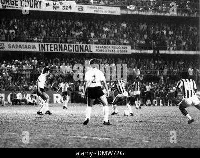 15. September 1974 - Santos, Brasilien - brasilianische Fußballer EDSON NASCIMENTO "PELE" spielt in einem Football-Spiel mit seinen Teamkollegen. (Kredit-Bild: © KEYSTONE Bilder USA/ZUMAPRESS.com) Stockfoto