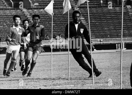 29. November 1974 - Tokyo, Japan - brasilianischer Fußballspieler Pelé lehrt japanischen Schuljungen Fußball im Nationalstadion in Tokio.  (Kredit-Bild: © KEYSTONE Bilder USA/ZUMAPRESS.com) Stockfoto