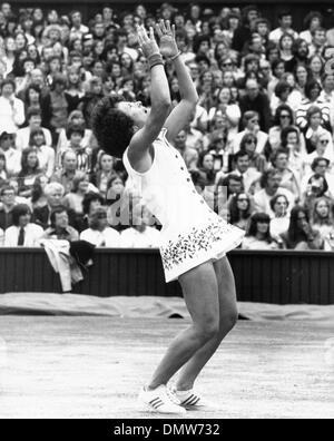 4. April 1975 - London, England, Vereinigtes Königreich - Tennis Star BILLIE JEAN KING Jubel vor Aufregung nach Evonne Cawley in das Damen Einzel Finale schlägt. (Kredit-Bild: © KEYSTONE Bilder USA/ZUMAPRESS.com) Stockfoto