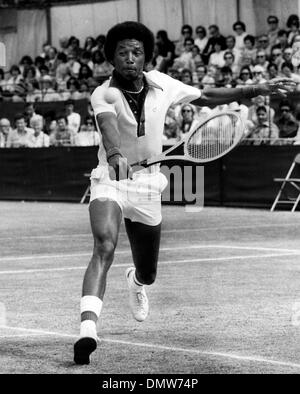 14. Juni 1975; Beckenham, UK; Tennis-star ARTHUR ASHE aus den Vereinigten Staaten in Aktion gegen Roscoe Tanner (USA) im Finale der Herren Einzel in Beckenham heute. (Kredit-Bild: © KEYSTONE USA Bilder) Stockfoto