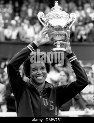 5. Juli 1975; London, UK; Ein jubelnder ARTHUR ASHE hält seine Trophäe empor, als er die neuen Männer Singles Meister wurde durch seinen Landsmann Jimmy Connors (der Inhaber) in das Finale in Wimbledon heute ausschlagen. (Kredit-Bild: © KEYSTONE USA Bilder) Stockfoto